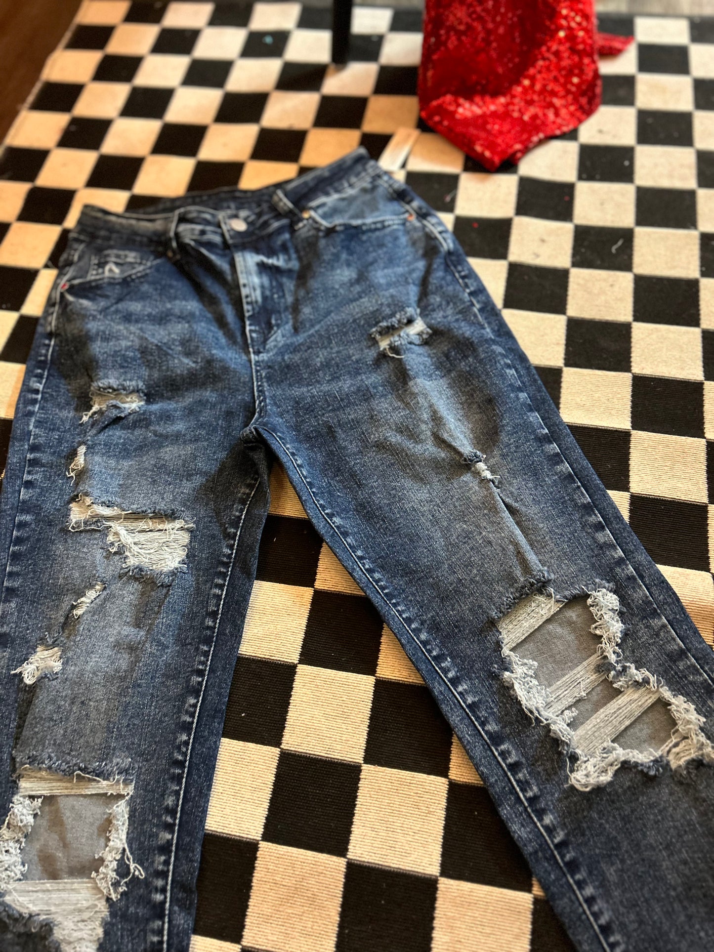 Distressed High Rise Skinny - Dark